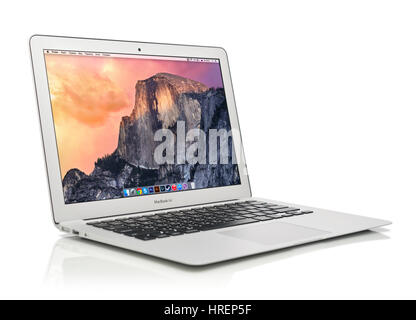 KIEV, UKRAINE - le 29 janvier 2015 : tout nouveau MacBook Air d'Apple début 2014 avec home page à l'écran, conçu et développé par Apple Inc. Banque D'Images