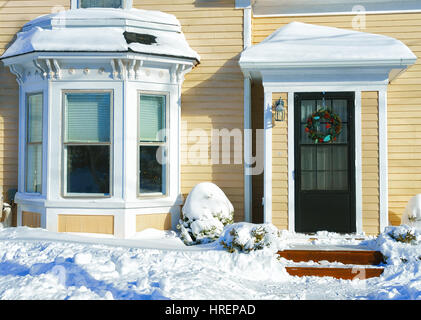 Amoncellements de neige jusqu'à la porte d'une maison plus ancienne. Banque D'Images