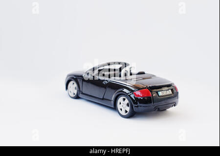 Hai, l'Ukraine - 1 mars, 2017 : Mini copie de red petite voiture Audi TT cabriolet isolé sur fond blanc. Banque D'Images