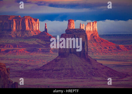 Les clochers de Monument Valley et tempête imminente, Monument Valley Tribal Park, Arizona/Utah vu de Hunts Mesa Banque D'Images