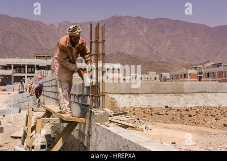 FUJAIRAH, EMIRATS ARABES UNIS - Homme mur construction, nouvelle construction. Banque D'Images