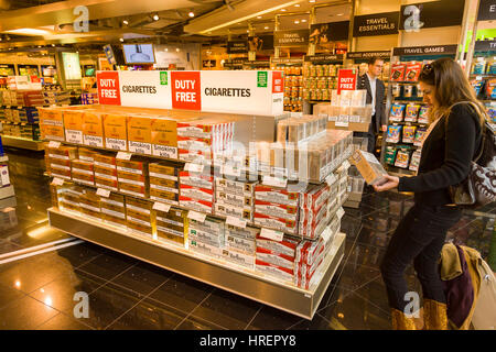 Londres, ANGLETERRE - cigarettes duty free shopping, l'aéroport de Heathrow. Banque D'Images