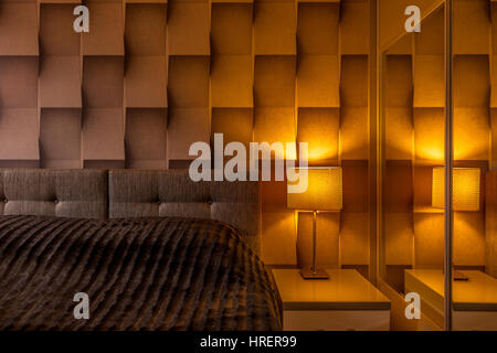 Intérieur chambre à coucher moderne avec grand lit et la texture du mur 3D géométrique Banque D'Images