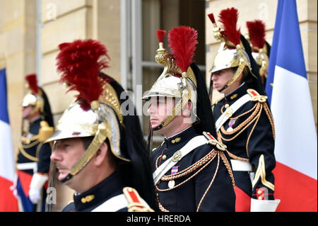 PARIS, FRANCE - Le 10 juin : l'Hôtel Matignon Garde républicaine d'honneur au cours d'une cérémonie d'accueil le 10 juin 2016 à Paris. Matignon est le fonctionnaire resid Banque D'Images