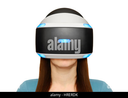 Femme portant une Playstation Sony casque VR sur un fond blanc. Banque D'Images