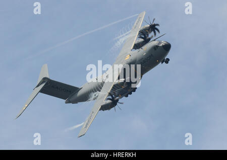 Avion de transport Airbus A400M Atlas / Grizzly au Royal International Air Tattoo, Fairford, Royaume-Uni. Affichage agile de l'air d'un avion cargo lourd Banque D'Images