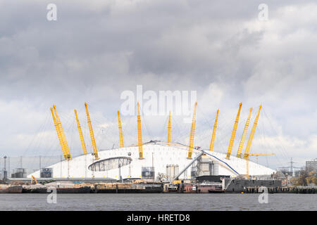 Millennium Dome, maintenant nommée O2, près de la Tamise à Greenwich, Londres, Angleterre. Banque D'Images