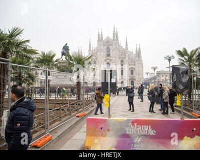 Palms Starbucks à Milan, et les chauffeurs de taxi protestent contre super inPiazza Duomo, au cours de la Fashion Week de Milan - 24 Février 2017 Banque D'Images