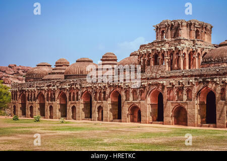 L'éléphant d'anciennes écuries parmi les ruines de Hampi, Inde Banque D'Images