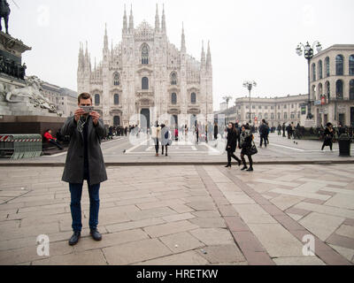 Palms Starbucks à Milan, et les chauffeurs de taxi protestent contre super inPiazza Duomo, au cours de la Fashion Week de Milan - 24 Février 2017 Banque D'Images