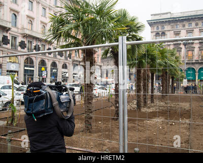 Palms Starbucks à Milan, et les chauffeurs de taxi protestent contre super inPiazza Duomo, au cours de la Fashion Week de Milan - 24 Février 2017 Banque D'Images