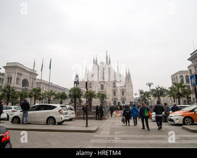 Palms Starbucks à Milan, et les chauffeurs de taxi protestent contre super inPiazza Duomo, au cours de la Fashion Week de Milan - 24 Février 2017 Banque D'Images