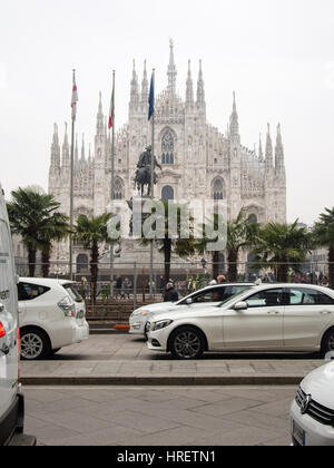 Palms Starbucks à Milan, et les chauffeurs de taxi protestent contre super inPiazza Duomo, au cours de la Fashion Week de Milan - 24 Février 2017 Banque D'Images