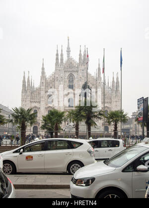 Palms Starbucks à Milan, et les chauffeurs de taxi protestent contre super inPiazza Duomo, au cours de la Fashion Week de Milan - 24 Février 2017 Banque D'Images
