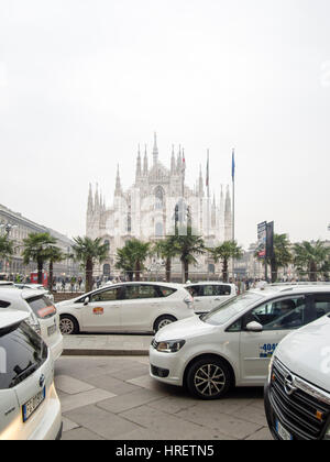 Palms Starbucks à Milan, et les chauffeurs de taxi protestent contre super inPiazza Duomo, au cours de la Fashion Week de Milan - 24 Février 2017 Banque D'Images