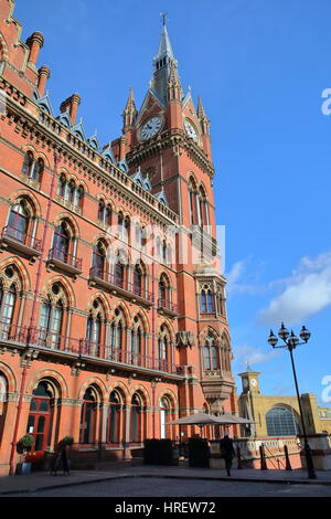 Londres, Royaume-Uni - 28 février 2017 : vue extérieure de la gare St Pancras rénové avec façade de la gare de Kings Cross à l'arrière-plan Banque D'Images