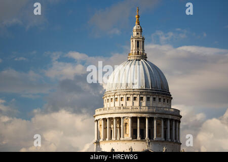 Le dôme de la Cathédrale St Paul, à Londres dans la soirée du soleil Banque D'Images