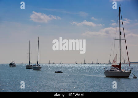 Bateaux au mouillage et distant yacht race Banque D'Images