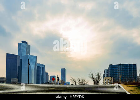 Séoul, Corée du Sud, 06 janvier : Han River Park avec Yeouido financial district dans l'arrière-plan pendant le coucher du soleil le Janvier 06th, 2016 à Séoul Banque D'Images