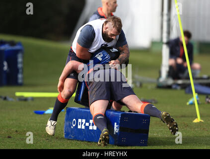 England's Joe Marler (à gauche) au cours de la session de formation à St Edwards School, Oxford. ASSOCIATION DE PRESSE Photo. Photo date : mercredi 1 mars 2017. Histoire RUGBYU PA voir l'Angleterre. Crédit photo doit se lire : John Walton/PA Wire. RESTRICTIONS : usage éditorial uniquement, pas d'utilisation commerciale sans autorisation préalable. Banque D'Images