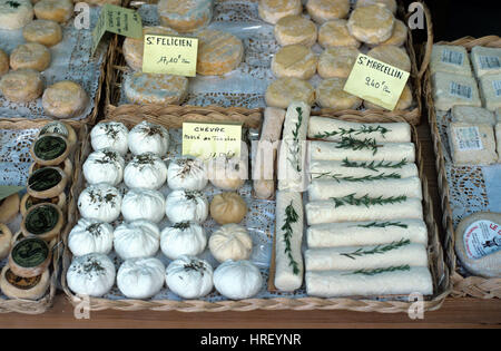 Affichage de fromages de chèvres fromage Saint Felicien et Saint Marcellin avec des prix en francs français sur l'échoppe de marché à Aix-en-Provence Provence France Banque D'Images