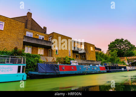 Londres - le 16 juillet 2016 : Riverside Apartments avec maisons de bateau de nuit le long du canal Regents Park qui est un célèbre sur la voie navigable, juillet 2016 à Londres. Banque D'Images