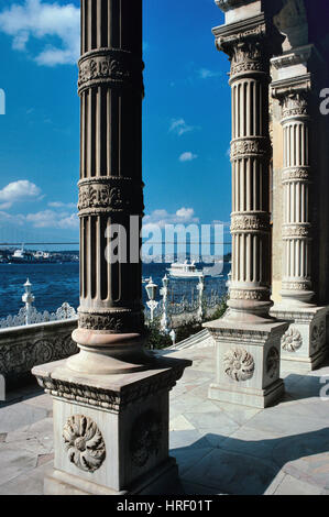 Colonnes baroques du style baroque Palace Kücüksu ou pavillon d'été sur les rives du Bosphore asiatique ou détroit du Bosphore Istanbul Turquie Banque D'Images