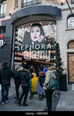 Kat Von D gamme maquillage promu peu après son lancement au Sephora magasin phare, Champs-Élysées, Paris, France Banque D'Images