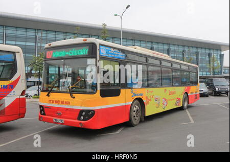 Parcs de bus local à l'aéroport International de Hanoi à Hanoi au Vietnam. Banque D'Images