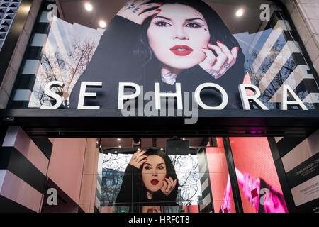 Kat Von D gamme maquillage promu peu après son lancement au Sephora magasin phare, Champs-Élysées, Paris, France Banque D'Images