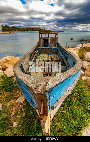 Vieux bateau de pêche en bois abandonnés sur la plage Banque D'Images