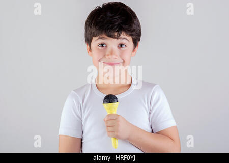 Microphone de chant de garçon Banque D'Images