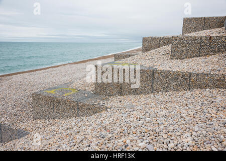 Nouveau (2016) travaux de défense côtière sur la plage de Chesil, Portland, Dorset UK côte Banque D'Images