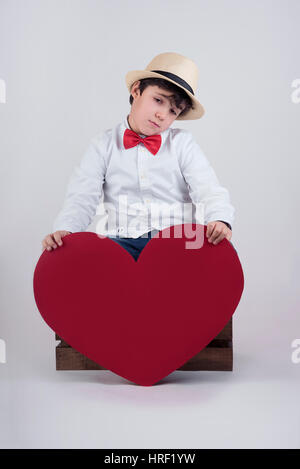 Enfant réfléchie avec coeur Valentine's Day Banque D'Images