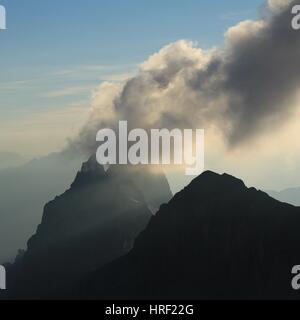 Scène en soirée sur le mont Titlis. Cloud d'été plus de sommets de montagnes dans les Alpes suisses. Banque D'Images