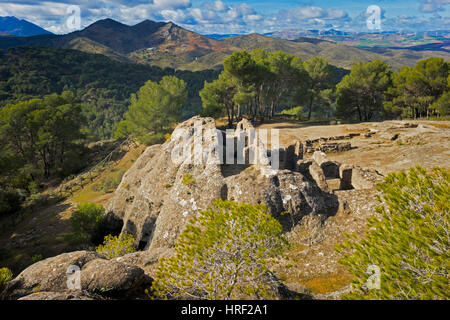 Bobastro, la province de Malaga, Andalousie, Espagne du sud. Ruines de l'église de taille d'Mozarabe-Andalou qui comprend rock construit par Umar ibn Hafsun. Banque D'Images