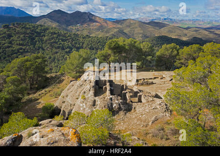 Bobastro, la province de Malaga, Andalousie, Espagne du sud. Ruines de l'église de taille d'Mozarabe-Andalou qui comprend rock construit par Umar ibn Hafsun. Banque D'Images