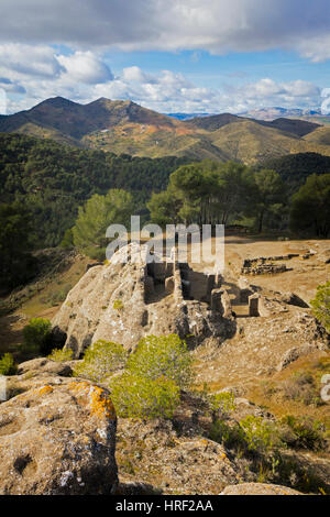 Bobastro, la province de Malaga, Andalousie, Espagne du sud. Ruines de l'église de taille d'Mozarabe-Andalou qui comprend rock construit par Umar ibn Hafsun. Banque D'Images