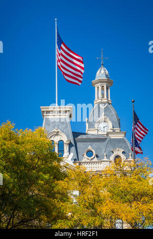 Le drapeau Américain survolant la Wayne County Courthouse à Wooster, Ohio, USA. Banque D'Images