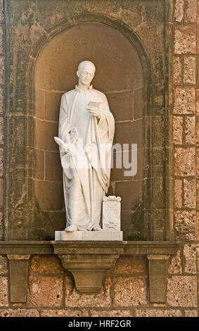 Statue dans une niche, Cove, monastère de Montserrat, l'abbaye de Santa Maria, Basilique Royale, Espagne, Europe Banque D'Images