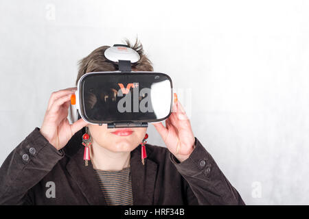 Jeune femme avec casque Casque VR Banque D'Images