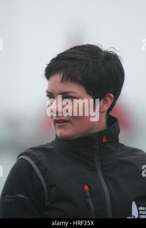 Dame Ellen MacArthur au début de la course le Tour de l'Île 2011 Banque D'Images