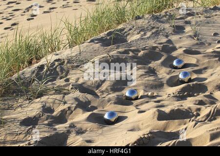 Boules de pétanque sur la plage de sable Banque D'Images