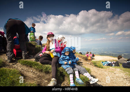 Les enfants ont une collation après une longue randonnée en montagne Banque D'Images