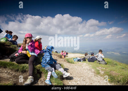 Les enfants ont une collation après une longue randonnée en montagne Banque D'Images