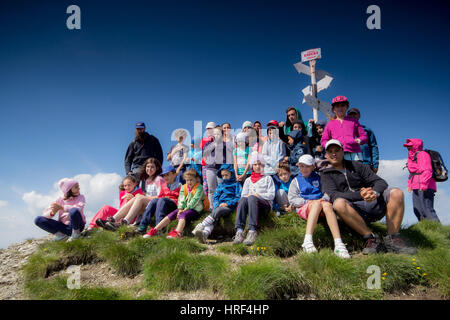 Les enfants ont une collation après une longue randonnée en montagne Banque D'Images