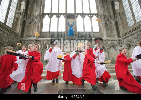 La jeune fille et garçon choristes pratiquant le lundi matin (27 février) à la Cathédrale d'Ely dans le Cambridgeshire pour Mardi Gras demain course de crêpes dans la cathédrale. Les Choristes ont pratiqué pour la traditionnelle course de crêpes à la Cathédrale d'Ely dans le Cambridgeshire demain (mardi). Le résident choristes portaient leurs soutanes rouges et blancs comme ils renversé des crêpes à l'occasion de Mardi Gras. Les garçons et les filles ont passé environ une heure à parfaire leurs compétences pour lancer de crêpes l'événement annuel. Chaque année environ 20 choristes dévalez la nef du 12e siècle cathédrale après la messe. Banque D'Images