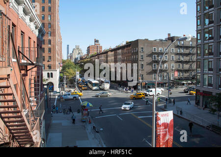 Scène de rue à l'intersection de la 10e Avenue et West 23rd St à partir de la ligne élevée entre Chelsea et le Meatpacking District Manhattan New York City Banque D'Images