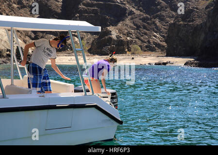 Tourist couple plongée avec tuba au large de la côte de Muscat, Oman Banque D'Images