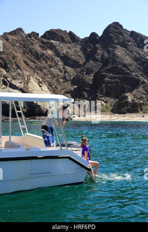 Tourist couple plongée avec tuba au large de la côte de Muscat, Oman Banque D'Images